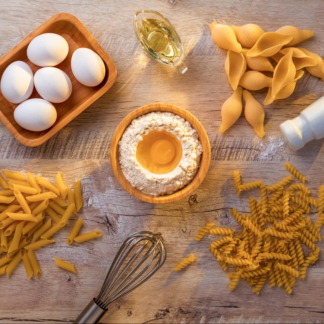 Sastojci od durum krupice i tjestenine na stolu